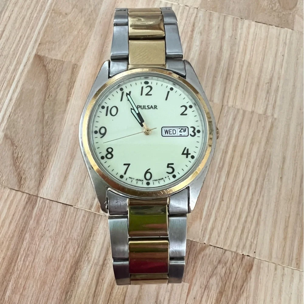 Pulsar mens two-toned glow in the dark dial dress watch NEW BATTERY